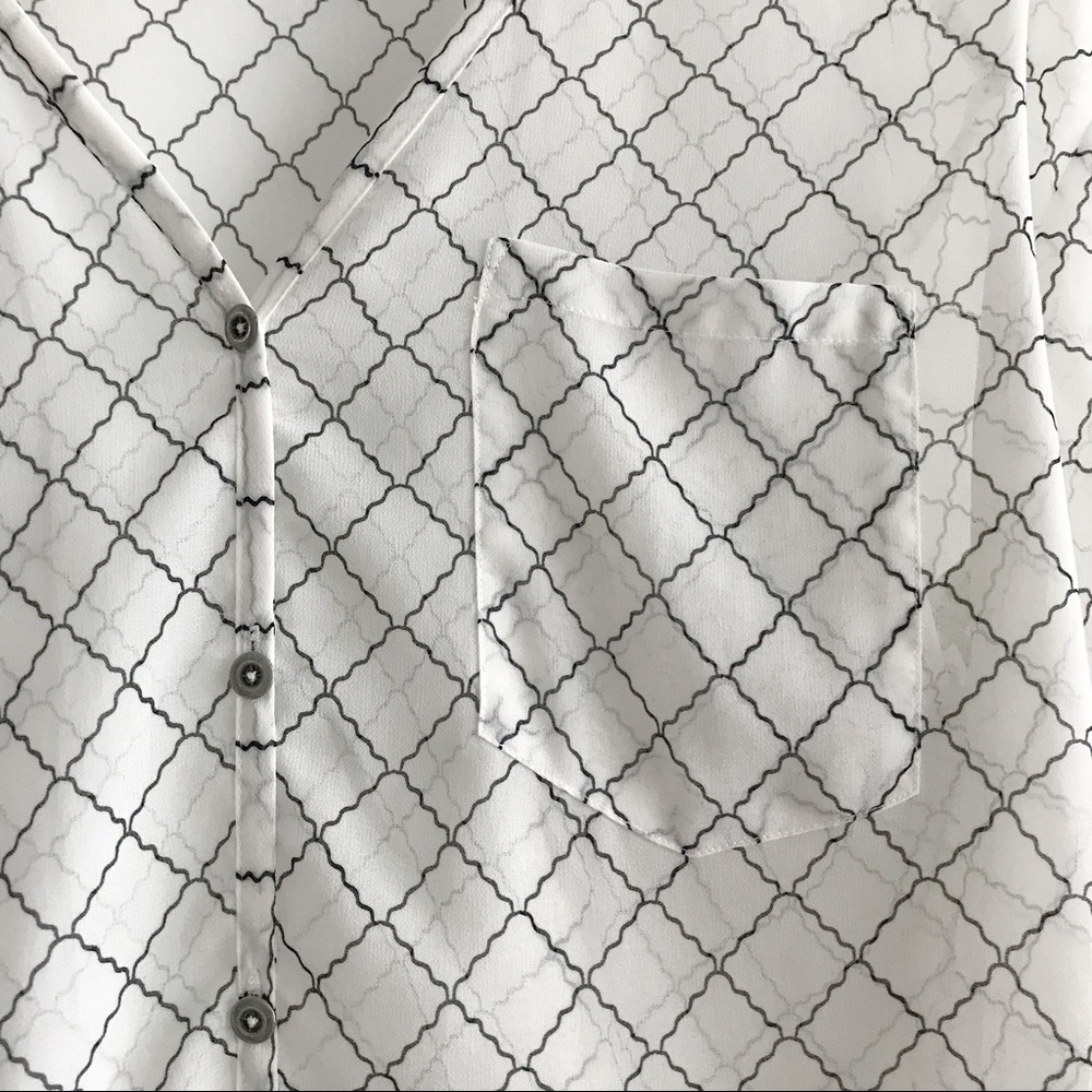 💛 SALE CAbi Tab Sleeve Sheer V Neck Button Down - Picture 5 of 6